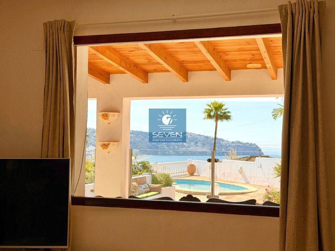 3 bedroom Villa for sale in La Herradura with garage - € 850,000 (Ref: 9861702)