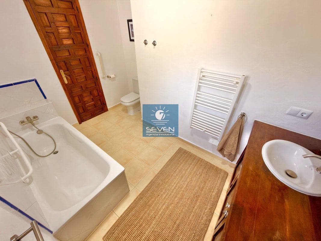 3 bedroom Villa for sale in La Herradura with garage - € 850,000 (Ref: 9861702)