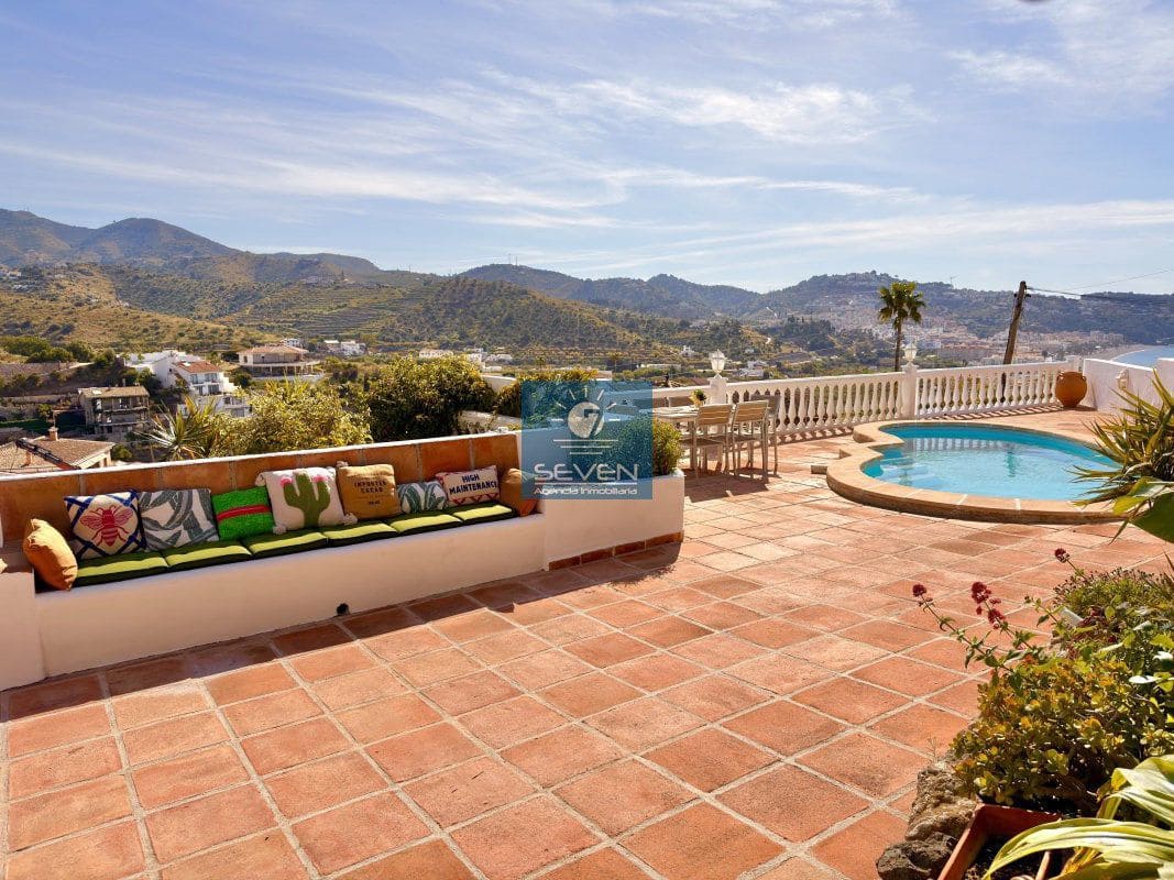 3 bedroom Villa for sale in La Herradura with garage - € 850,000 (Ref: 9861702)