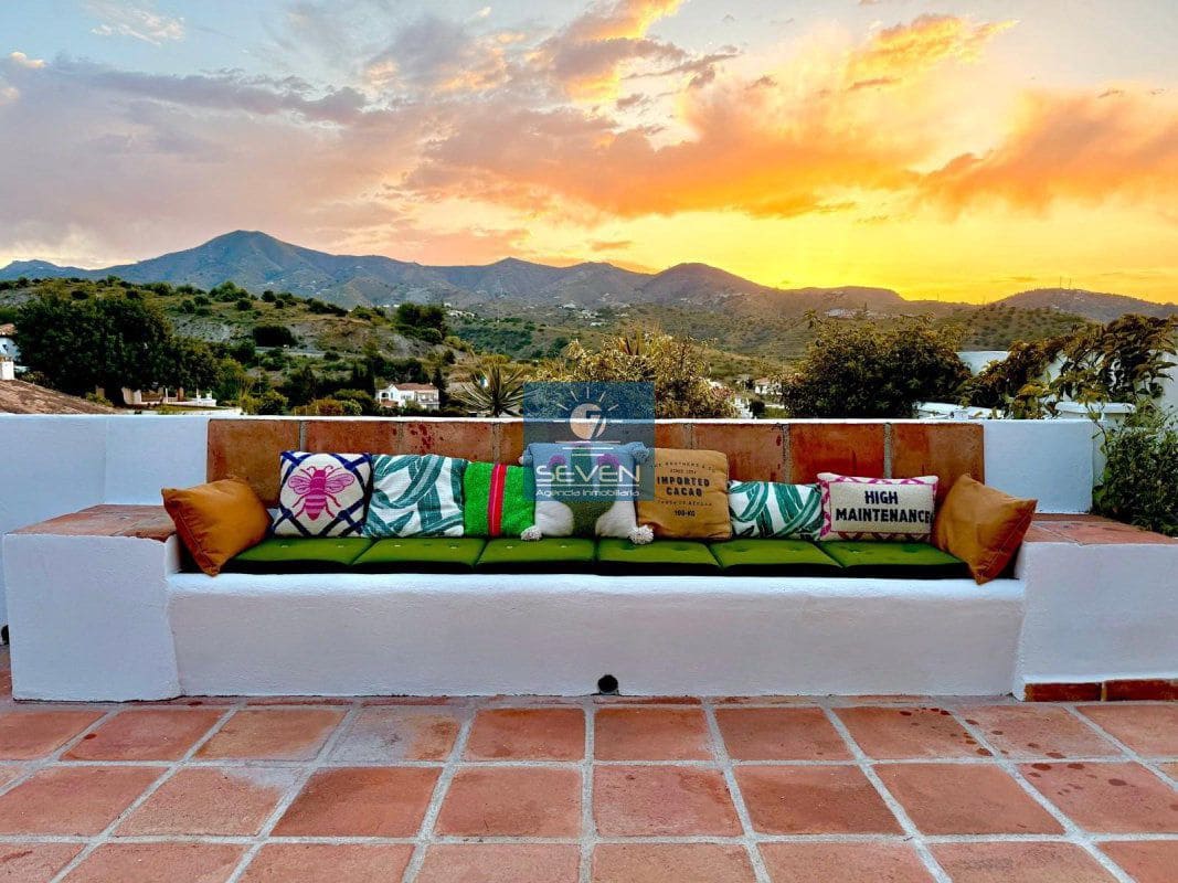 3 bedroom Villa for sale in La Herradura with garage - € 850,000 (Ref: 9861702)