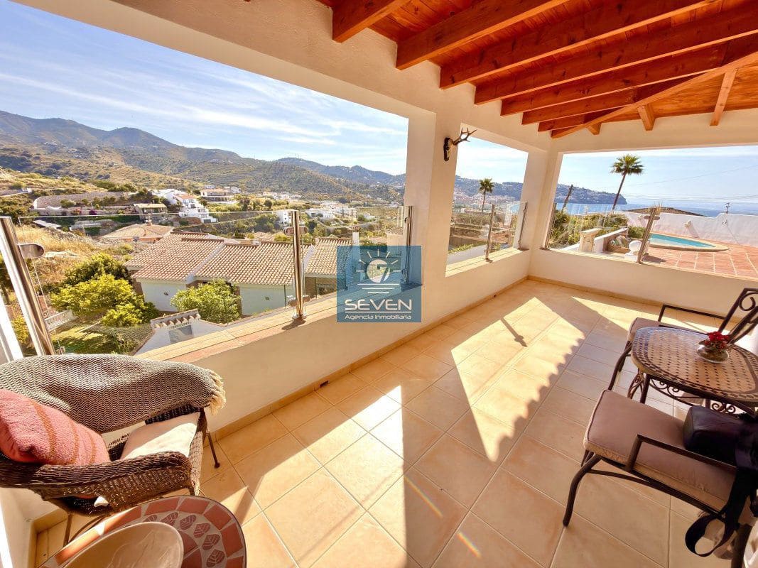 3 bedroom Villa for sale in La Herradura with garage - € 850,000 (Ref: 9861702)