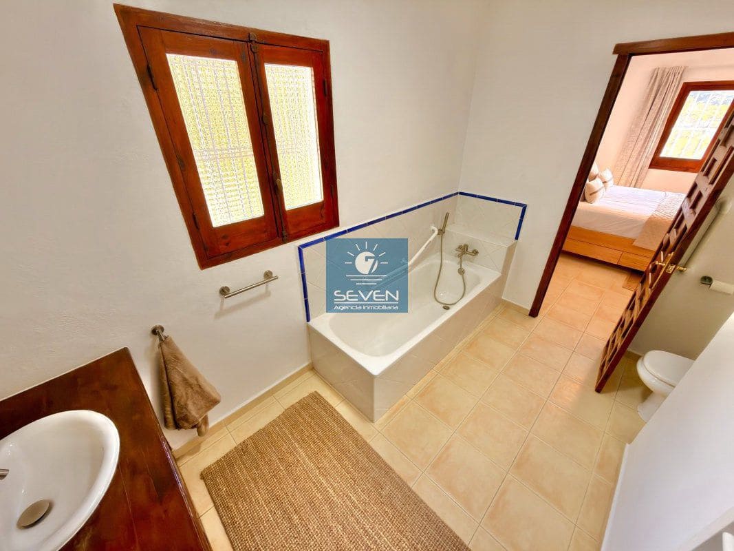 3 bedroom Villa for sale in La Herradura with garage - € 850,000 (Ref: 9861702)
