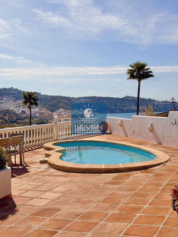 3 bedroom Villa for sale in La Herradura with garage - € 850,000 (Ref: 9861702)