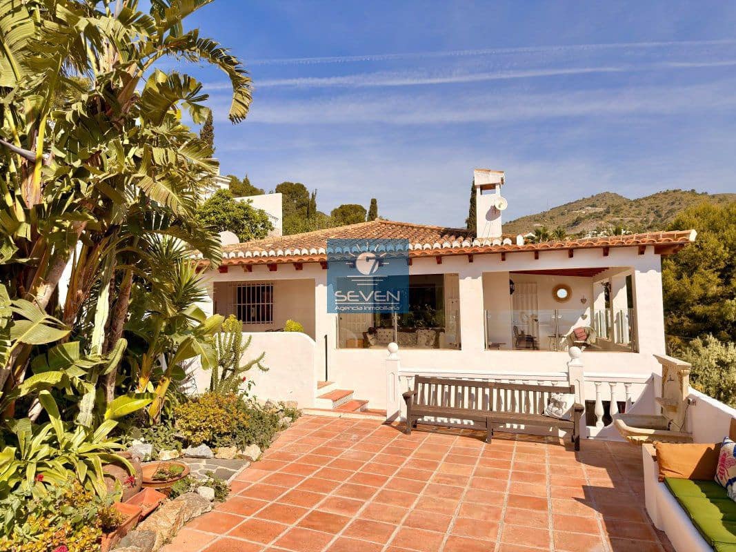 3 bedroom Villa for sale in La Herradura with garage - € 850,000 (Ref: 9861702)