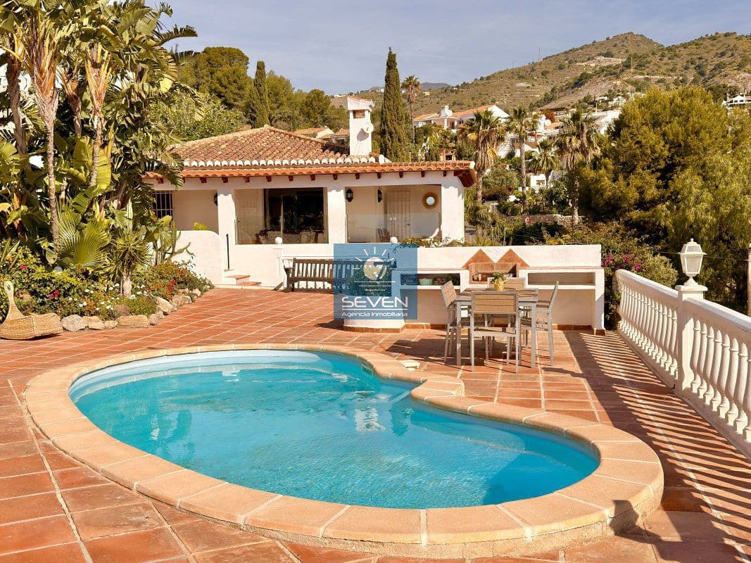 3 bedroom Villa for sale in La Herradura with garage - € 850,000 (Ref: 9861702)
