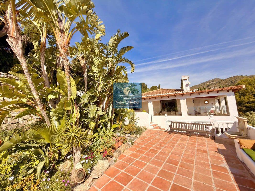 3 bedroom Villa for sale in La Herradura with garage - € 850,000 (Ref: 9861702)