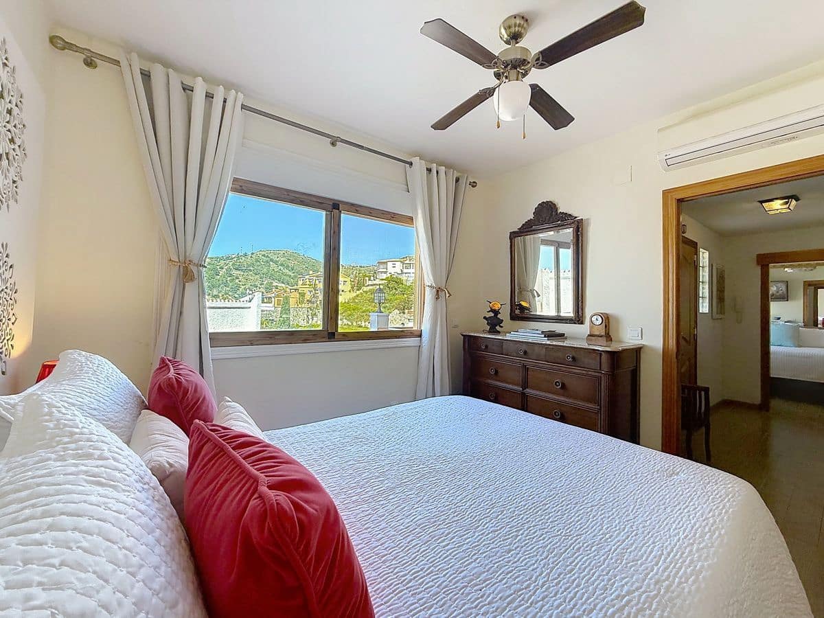 4 bedroom Villa for sale in Cotobro with pool garage - € 749,000 (Ref: 9941964)