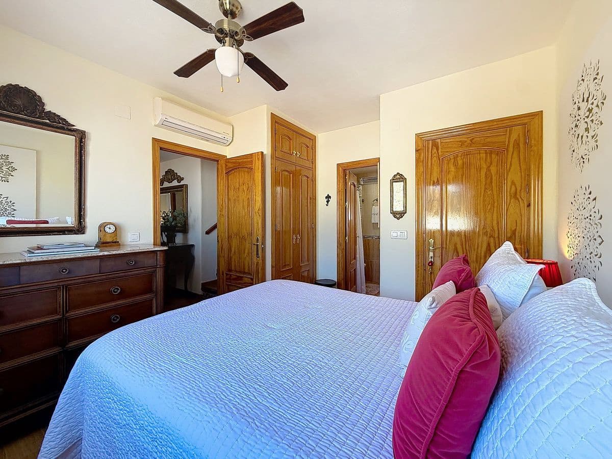 4 bedroom Villa for sale in Cotobro with pool garage - € 749,000 (Ref: 9941964)