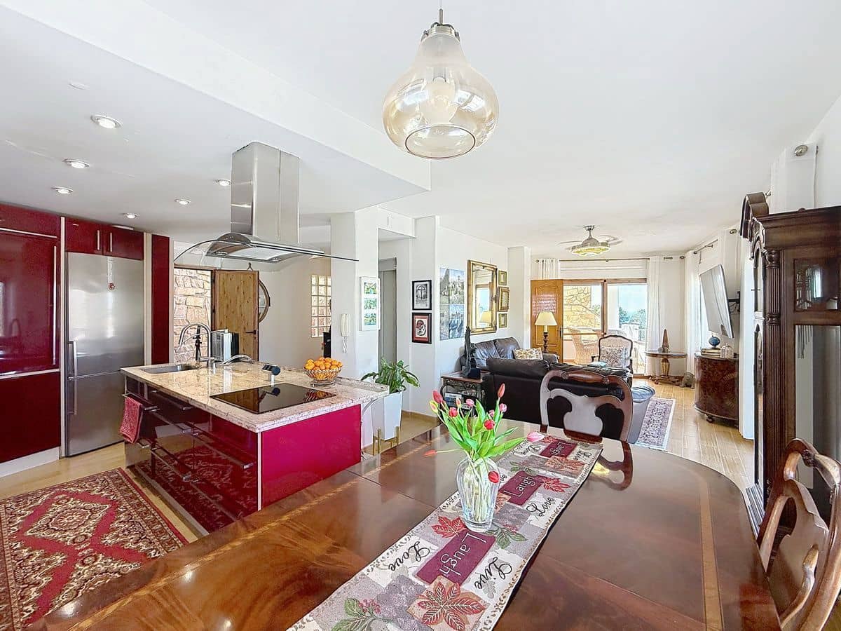 4 bedroom Villa for sale in Cotobro with pool garage - € 749,000 (Ref: 9941964)