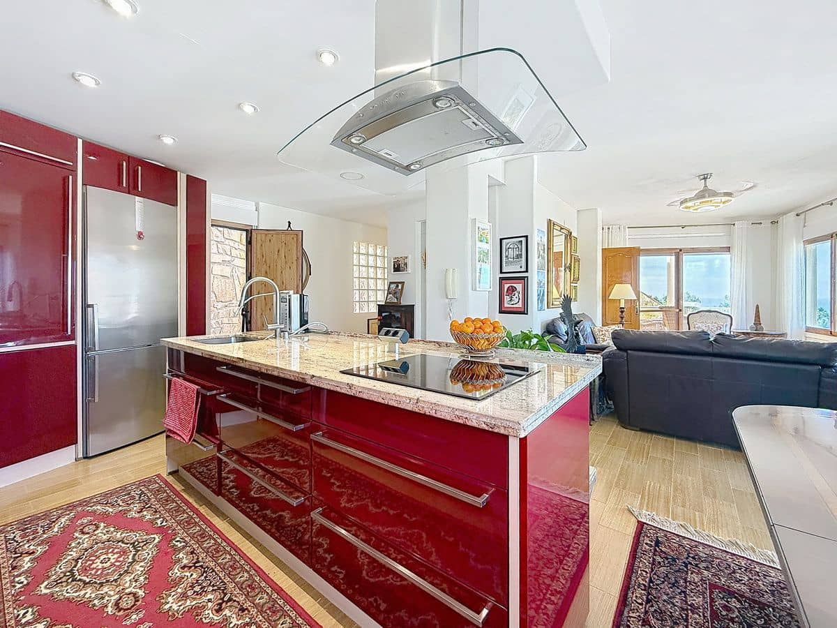 4 bedroom Villa for sale in Cotobro with pool garage - € 749,000 (Ref: 9941964)
