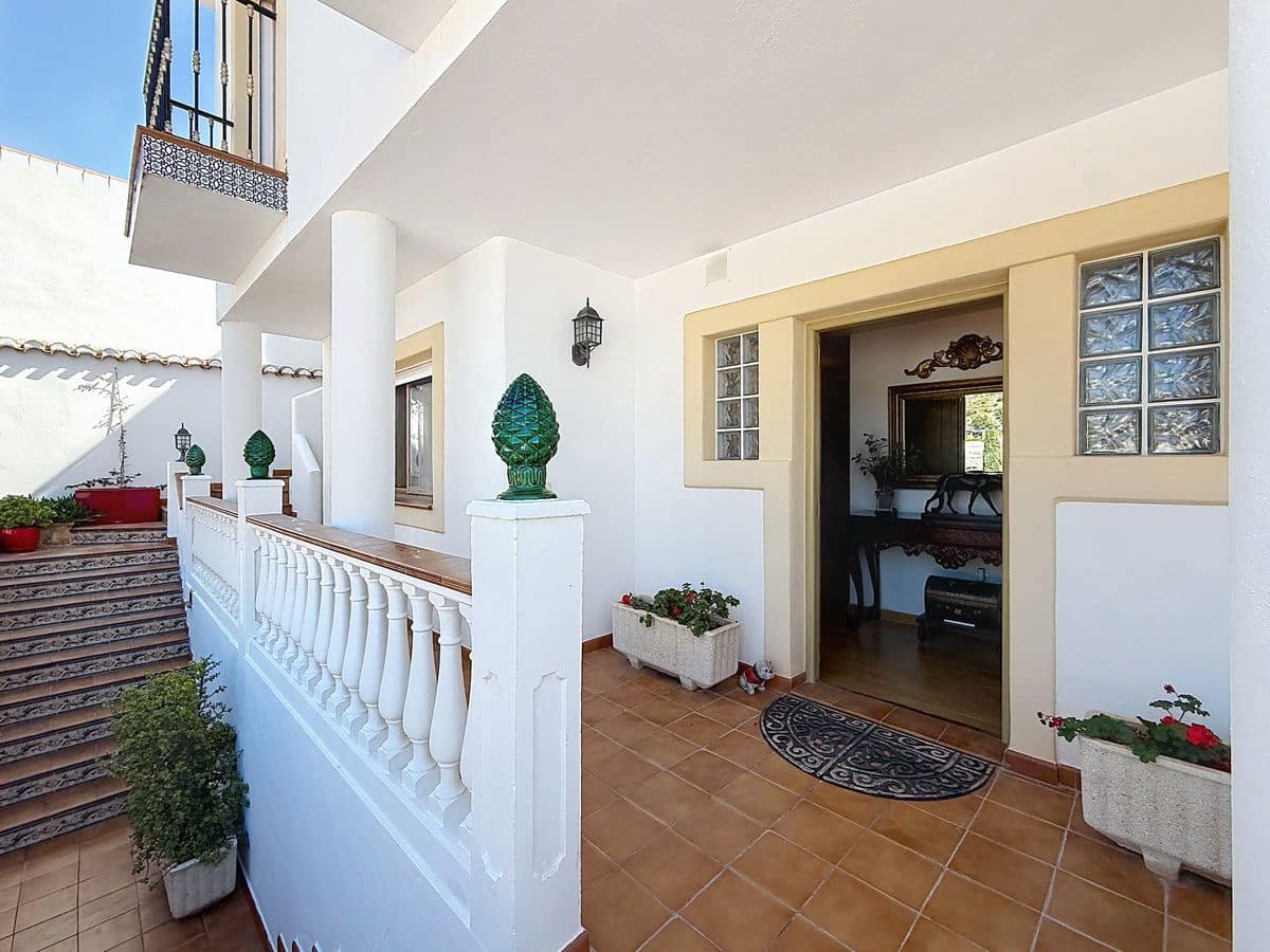 4 bedroom Villa for sale in Cotobro with pool garage - € 749,000 (Ref: 9941964)