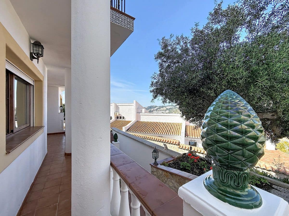 4 bedroom Villa for sale in Cotobro with pool garage - € 749,000 (Ref: 9941964)