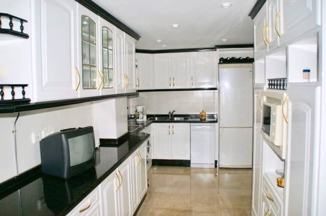 Apartamento de 3 habitaciones en Playa Levante, Benidorm en venta con piscina garaje - 585.000 € (Ref: 9241074)