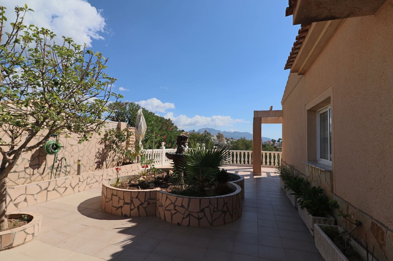 3 makuuhuone Huvila myytävänä paikassa La Nucia mukana uima-altaan 
autotalli - 530 000 € (Ref: 9241120)