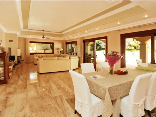 6 bedroom Villa for rent in El Toro with pool - € 7,000 (Ref: 10044925)