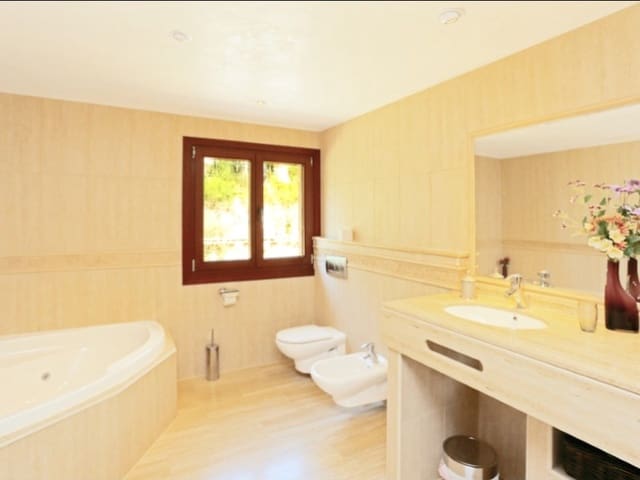 6 bedroom Villa for rent in El Toro with pool - € 7,000 (Ref: 10044925)