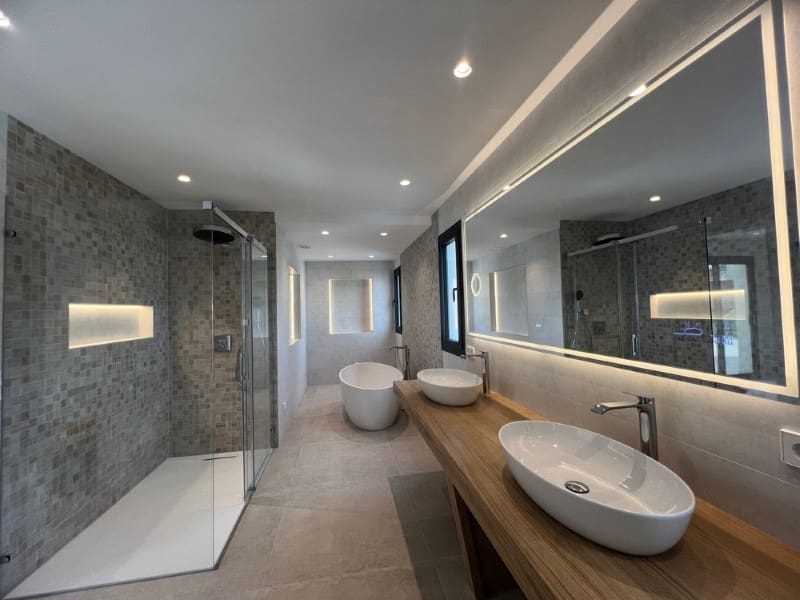 6 bedroom Villa for sale in Santa Ponsa with pool - € 4,495,000 (Ref: 7958544)