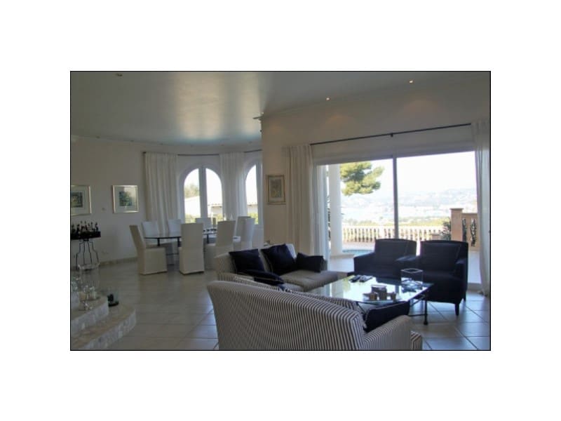 4 bedroom Villa for rent in Santa Ponsa with pool - € 6,000 (Ref: 9163232)