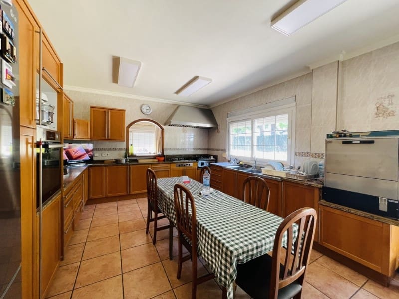 6 bedroom Villa for sale in Santa Ponsa with pool - € 2,600,000 (Ref: 9172347)