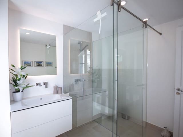 2 soveværelse Semi-Rækkehus til salg i Santa Ponsa, Calvià med swimmingpool garage - € 1.695.000 (Ref: 9741678)