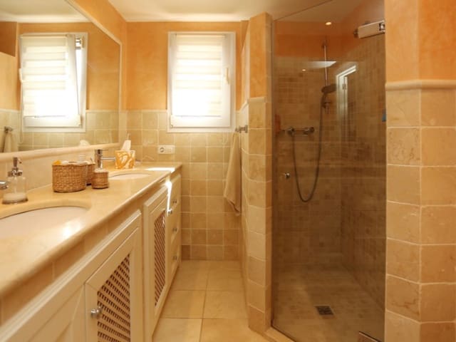 Apartamento de 2 habitaciones en El Toro / Port Adriano, Calvià en alquiler con piscina garaje - 3.000 € (Ref: 9998504)