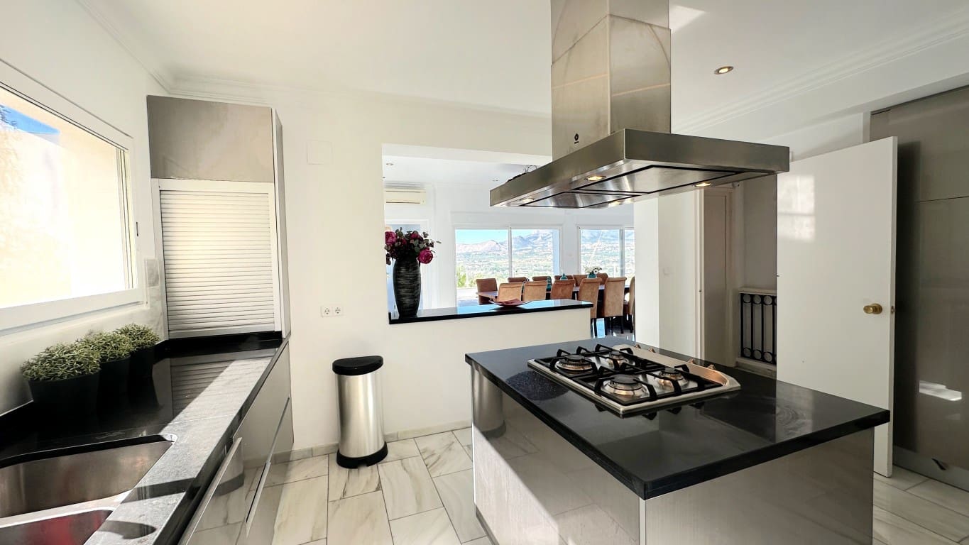 6 bedroom Villa for sale in Albir with pool - € 2,950,000 (Ref: 1940506)