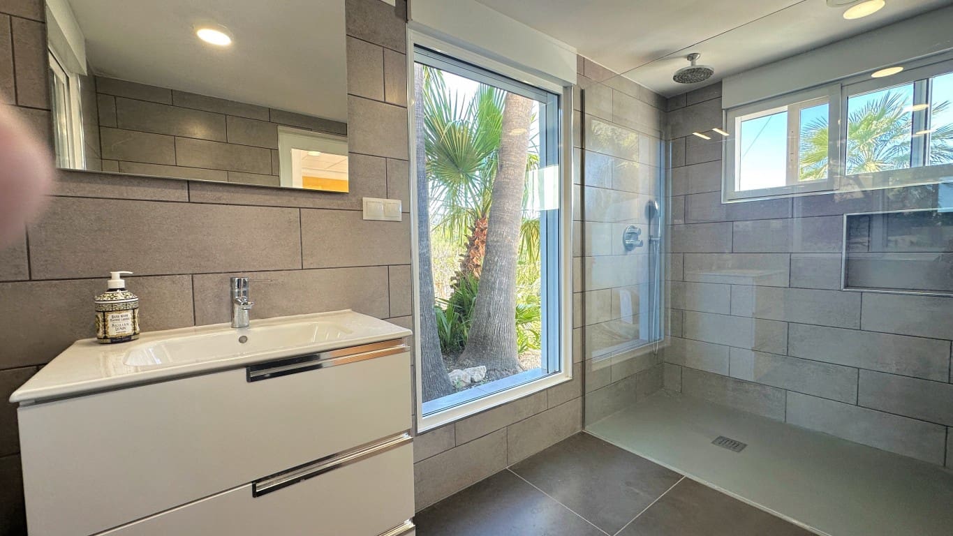 6 bedroom Villa for sale in Albir with pool - € 2,950,000 (Ref: 1940506)