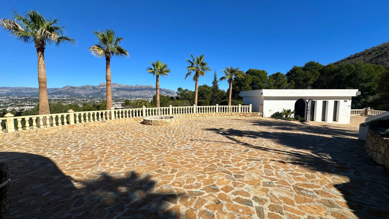 6 bedroom Villa for sale in Albir with pool - € 2,950,000 (Ref: 1940506)