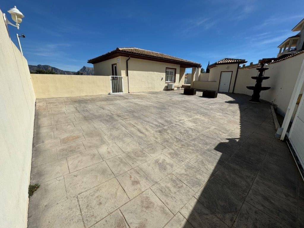 Villa te koop in Callosa d'En Sarria met zwembad - € 595.000 (Ref: 8176353)