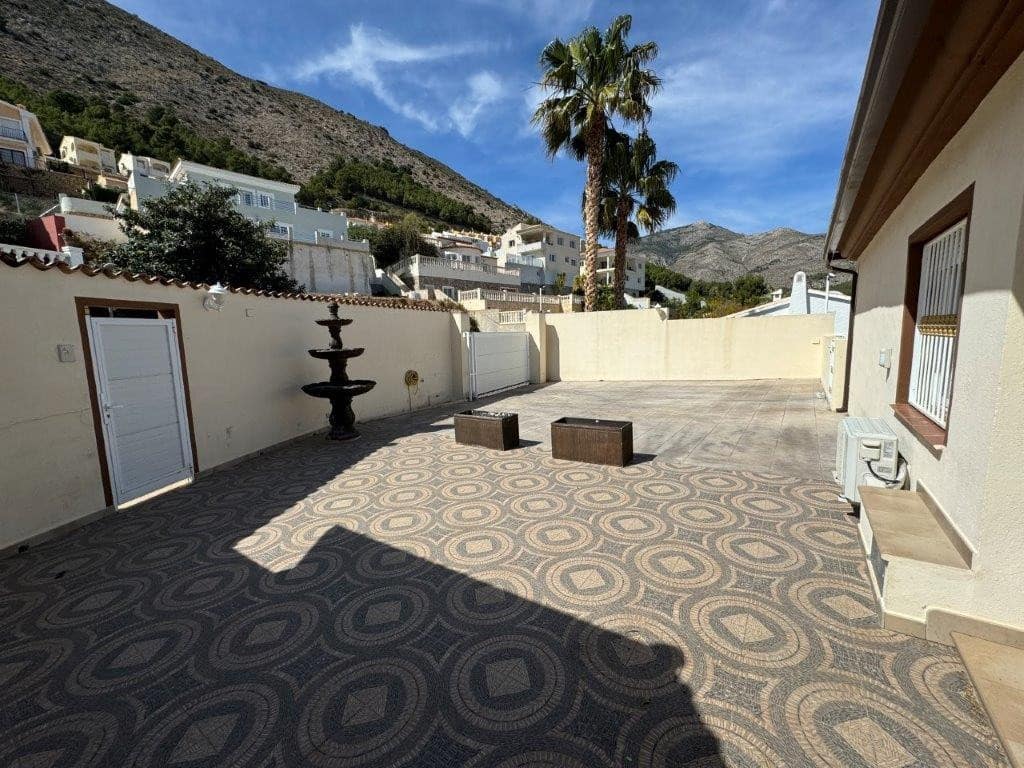 Villa te koop in Callosa d'En Sarria met zwembad - € 595.000 (Ref: 8176353)