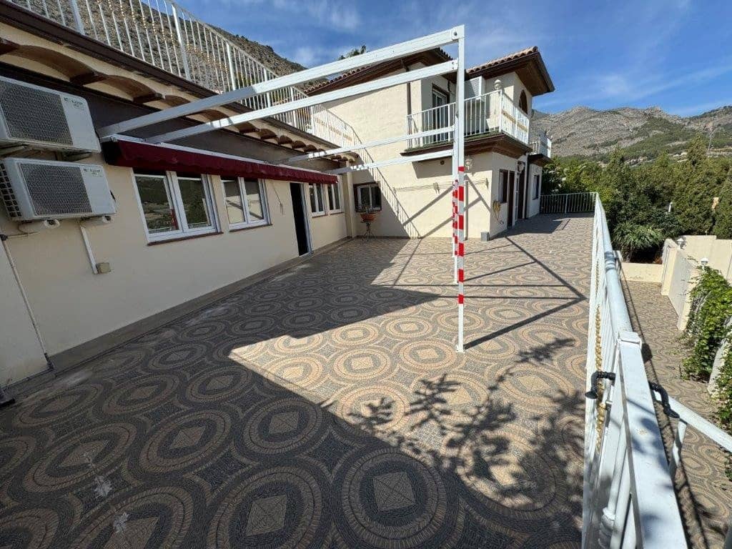 Villa te koop in Callosa d'En Sarria met zwembad - € 595.000 (Ref: 8176353)