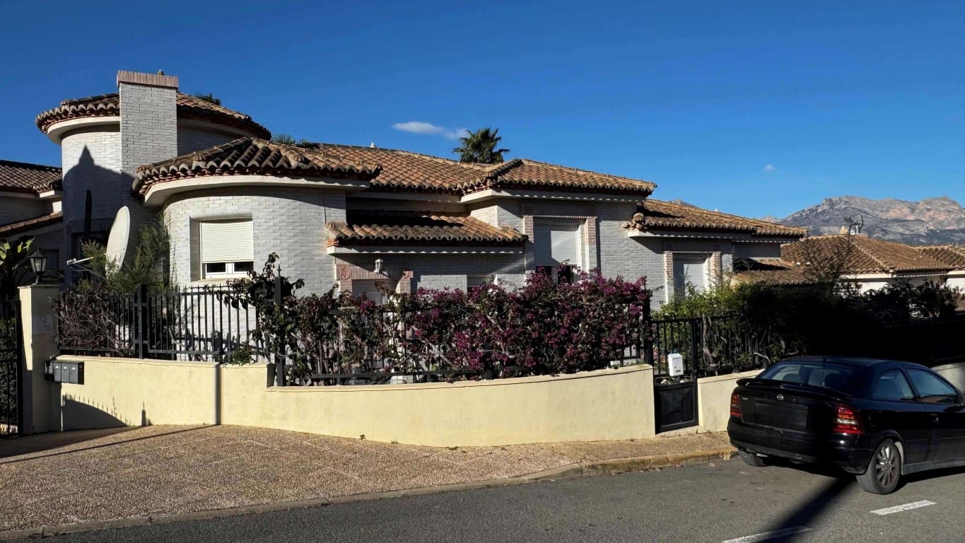 4 bedroom Villa for sale in Albir with pool - € 475,000 (Ref: 8809851)