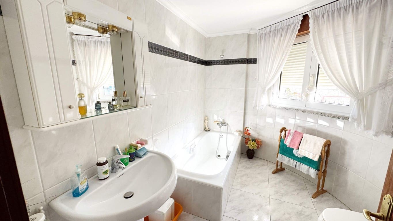 4 bedroom Villa for sale in Albir with pool - € 475,000 (Ref: 8809851)