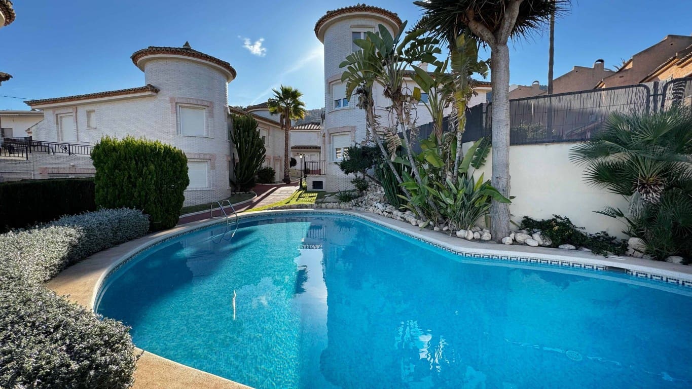 4 bedroom Villa for sale in Albir with pool - € 475,000 (Ref: 8809851)