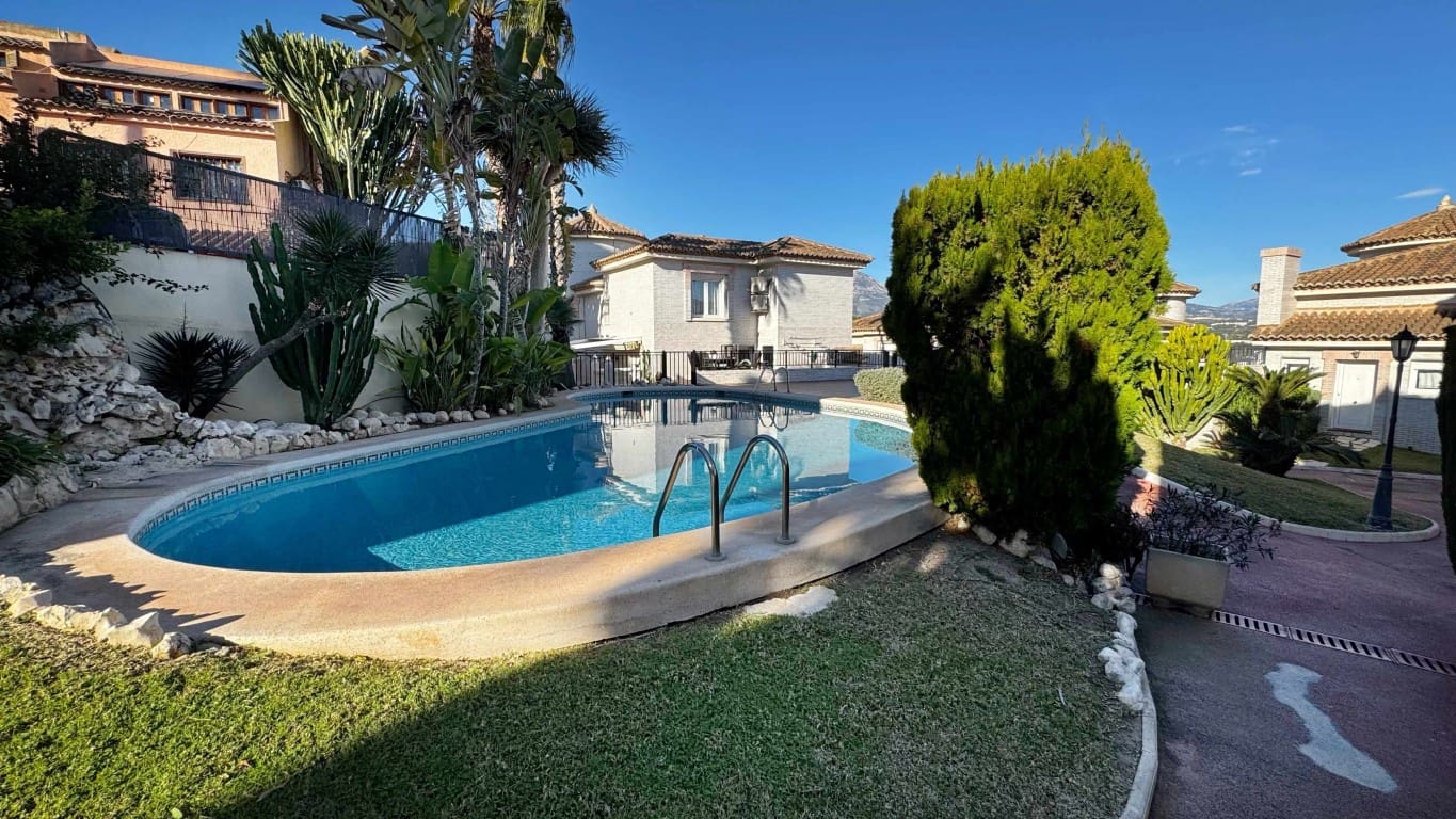 4 bedroom Villa for sale in Albir with pool - € 475,000 (Ref: 8809851)