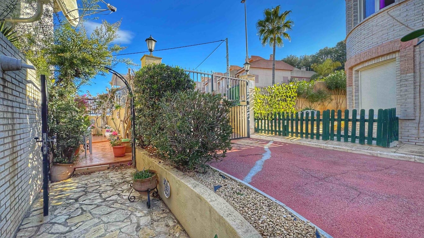 4 bedroom Villa for sale in Albir with pool - € 475,000 (Ref: 8809851)