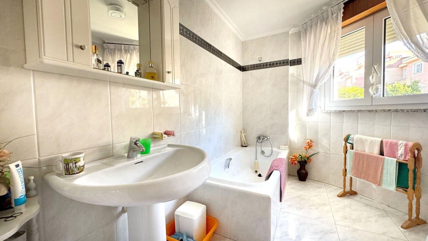 4 Zimmer Villa zu verkaufen in Albir mit Pool - 475.000 € (Ref: 8809851)