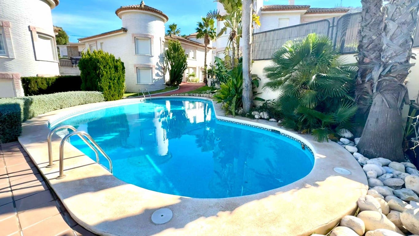 4 Zimmer Villa zu verkaufen in Albir mit Pool - 475.000 € (Ref: 8809851)