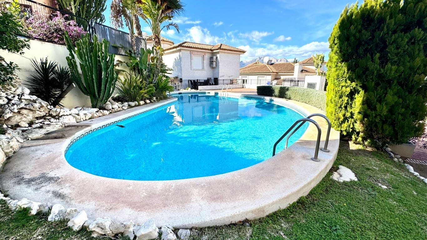 4 Zimmer Villa zu verkaufen in Albir mit Pool - 475.000 € (Ref: 8809851)