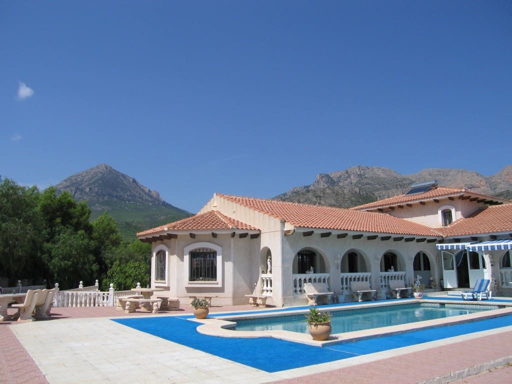 10 soverom Villa til salgs i La Nucia med svømmebasseng - € 1 950 000 (Ref: 9111871)