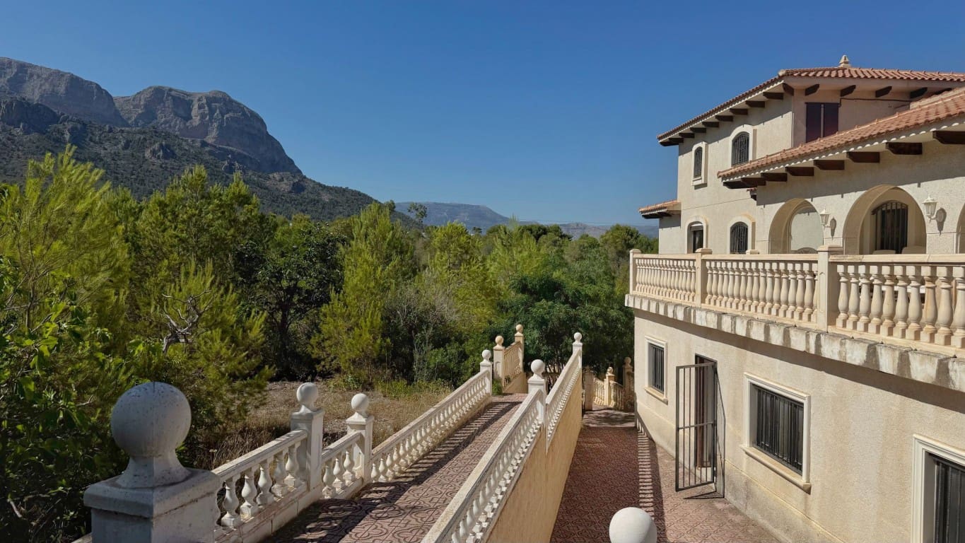 10 soverom Villa til salgs i La Nucia med svømmebasseng - € 1 950 000 (Ref: 9111871)