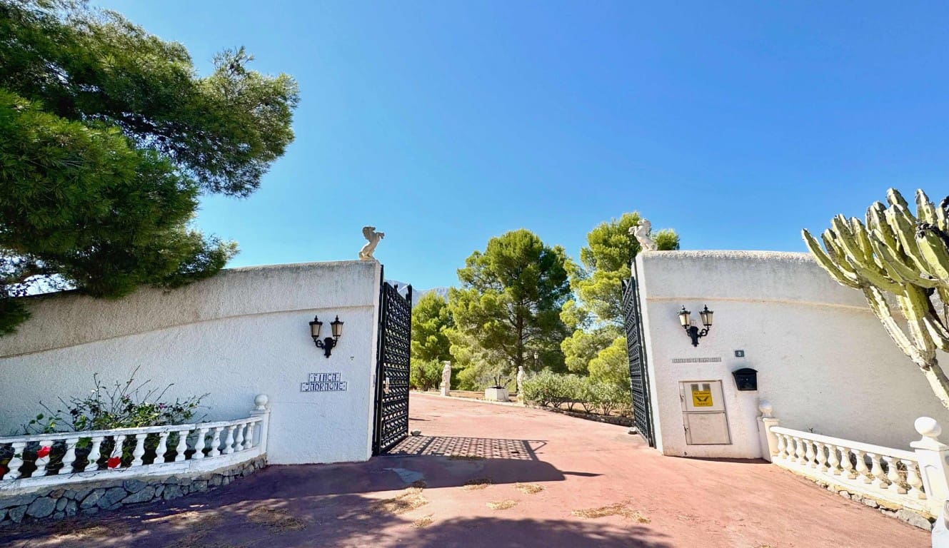 10 soverom Villa til salgs i La Nucia med svømmebasseng - € 1 950 000 (Ref: 9111871)