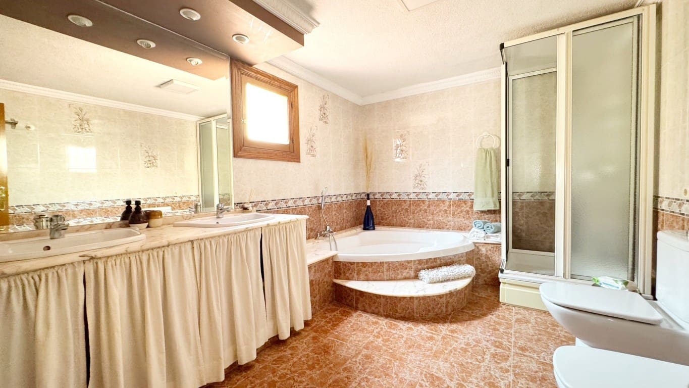 4 bedroom Villa for sale in Albir with pool - € 690,000 (Ref: 9142323)