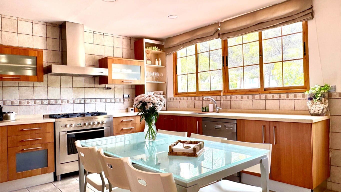 4 bedroom Villa for sale in Albir with pool - € 690,000 (Ref: 9142323)