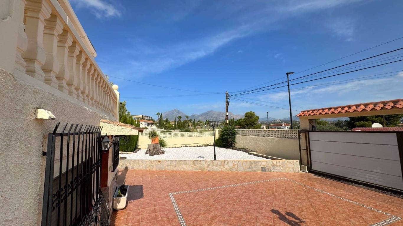4 bedroom Villa for sale in Albir with pool - € 690,000 (Ref: 9142323)