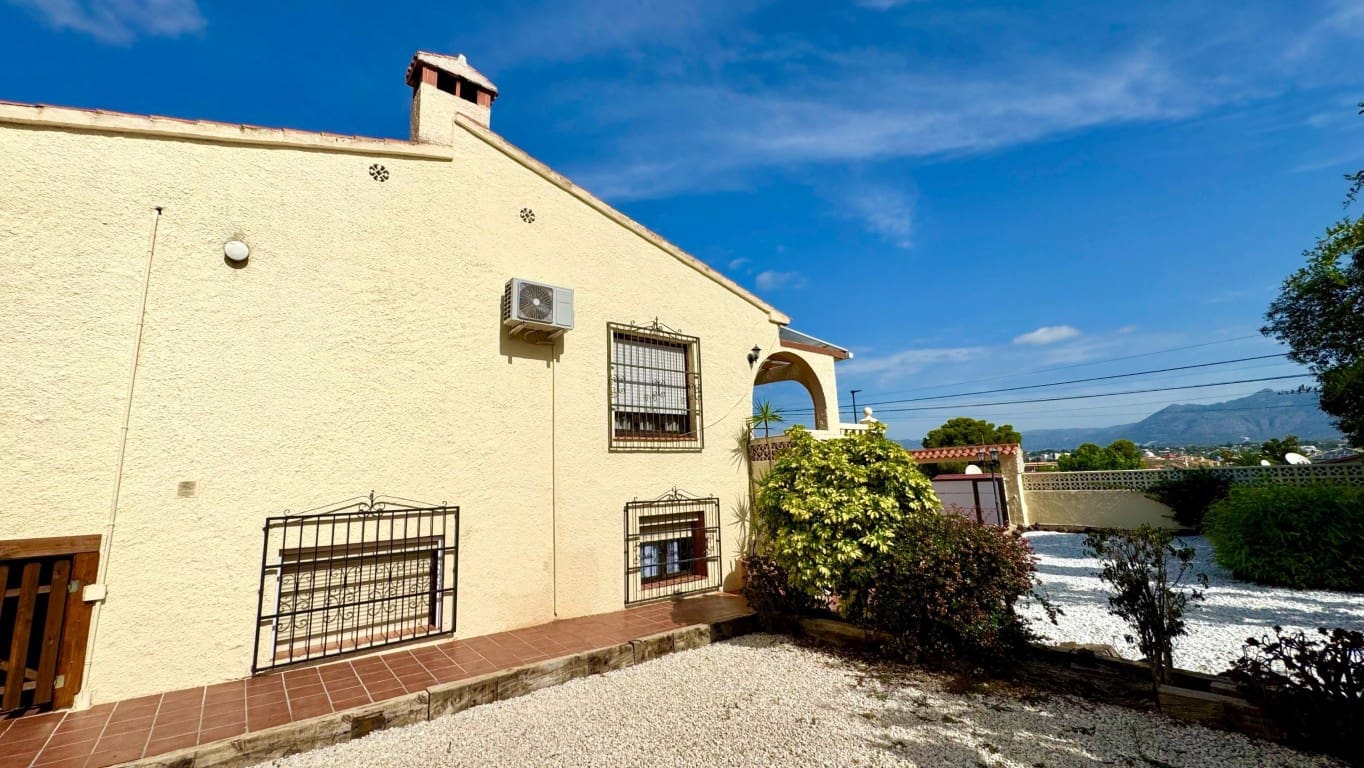 4 bedroom Villa for sale in Albir with pool - € 690,000 (Ref: 9142323)