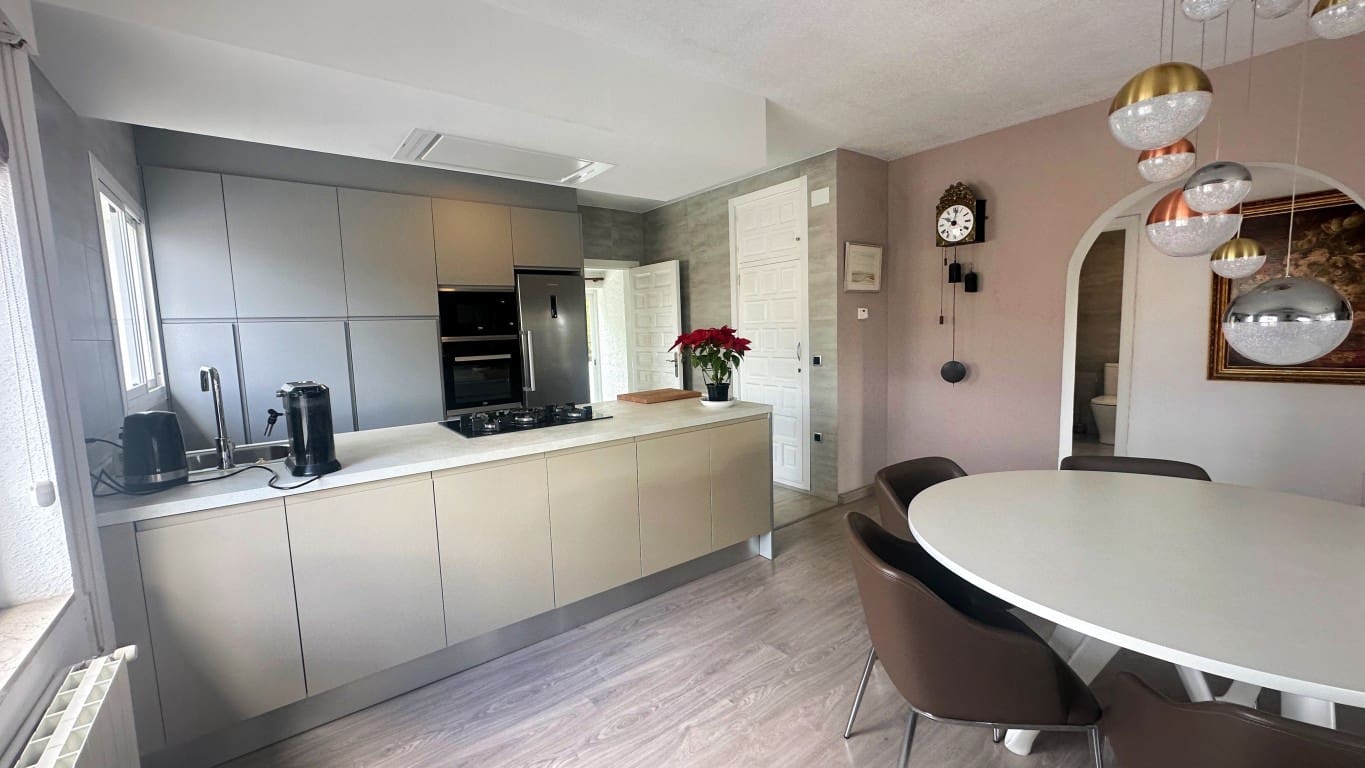 Chalet de 2 habitaciones en Alfaz del Pi / L'Alfàs del Pi en venta con piscina - 465.000 € (Ref: 9572257)