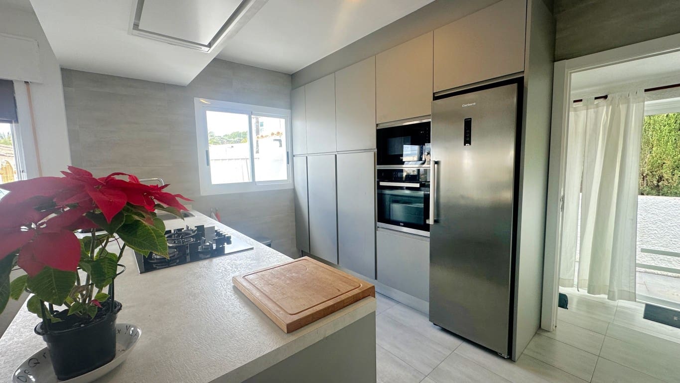 Chalet de 2 habitaciones en Alfaz del Pi / L'Alfàs del Pi en venta con piscina - 465.000 € (Ref: 9572257)