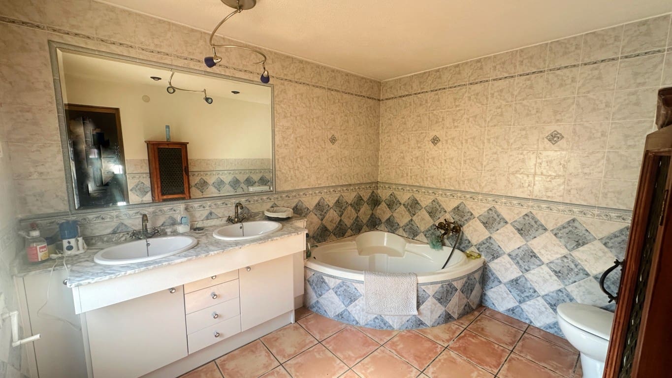4 bedroom Villa for sale in Albir with pool - € 645,000 (Ref: 9825726)