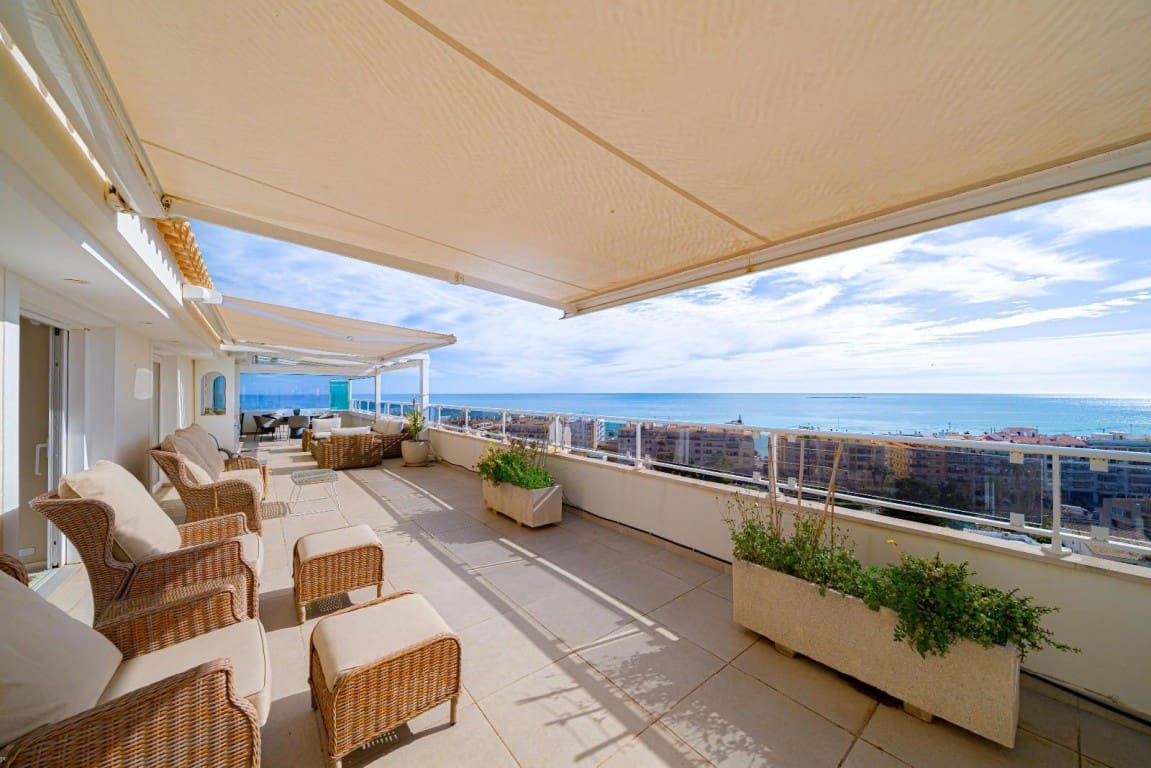 2 bedroom Apartment for sale in Altea with pool - € 1,495,000 (Ref: 9826812)